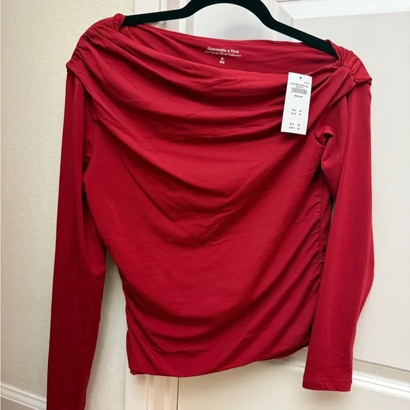 Abercrombie & Fitch— Red One-Shoulder Long Sleeve Top - Picture 2 of 3